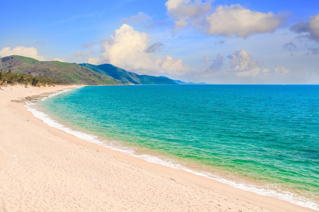 这里拥有全国最美最柔软的沙滩,脚踏细沙,眼看大海,海风扑面,种种感觉