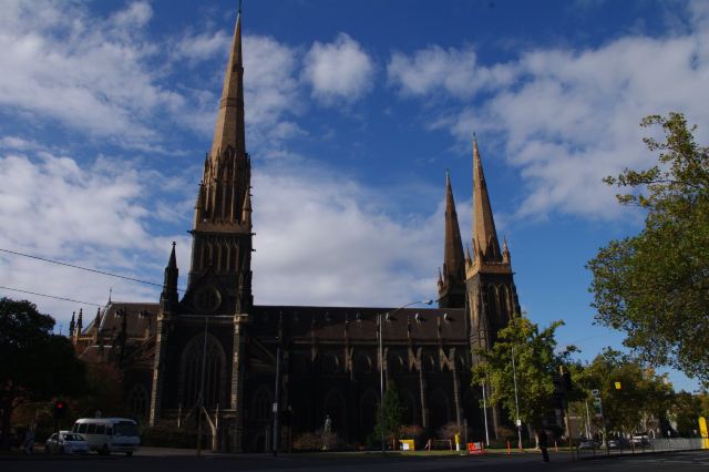 圣派翠克大教堂st patrick's cathedral位于墨尔本市区,旁边就是