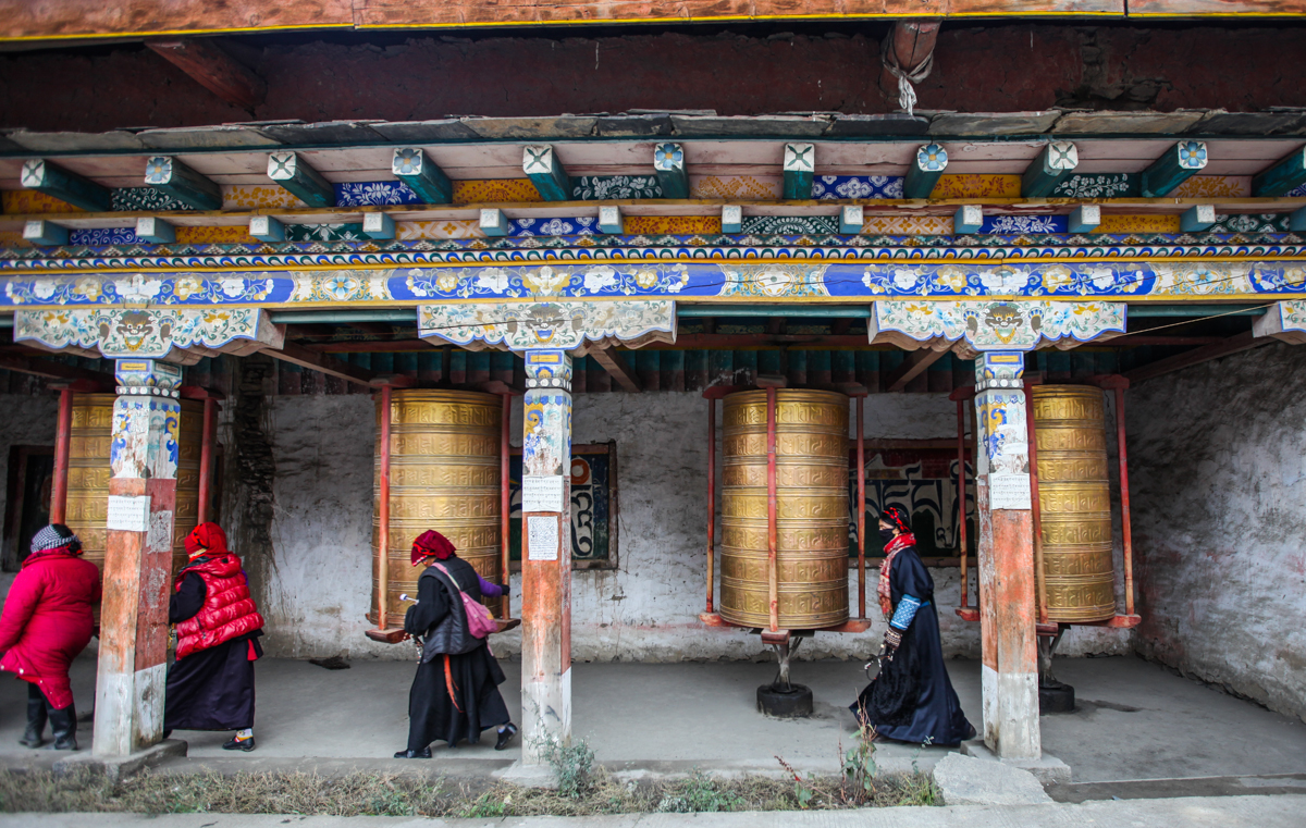 塔公寺院外围建有大大小小的转经筒近200个,寺院是一个坛城,而寺院里