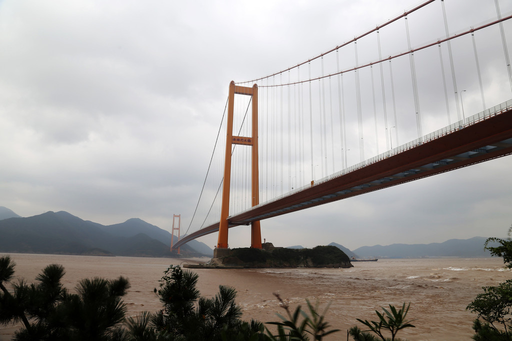 目前,去定海自驾行可以根据自身的经济能力、出行时间等因素有不同的考虑,我简单罗列了几个供网友参考。 精品海岛游 第一天:南翼游艇码头乘坐游艇畅游神奇南部诸岛,随后入住凤凰岛假日酒店,中餐品凤凰岛精美海鲜自助大餐,下午乘坐凤凰岛绿眉毛船体验出海捞蟹笼,晚餐凤凰岛晚餐(或是海边风情烧烤),夜宿凤凰岛假日酒店; 第二天:上午游览东海大峡谷景区,中餐赴册子品尝特色鮸鱼十吃宴,下午游览册子月亮湾风景区,返程。 大众休闲游 第一天:上午游览东海大峡谷景区;中餐紫微生态餐厅品特色海岛农家菜(或景区户外烧烤);下午南翼游