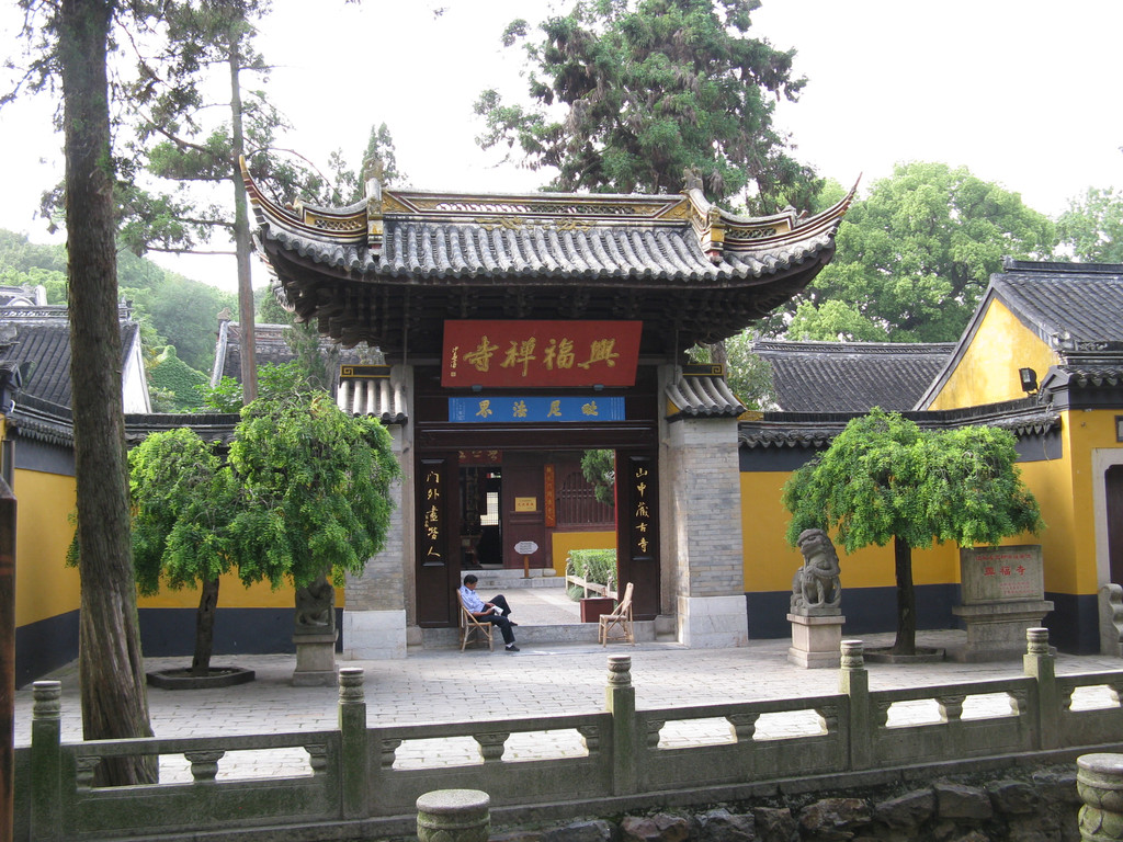 当然,在三峰寺和藏海寺前也有规模不小的茶座.