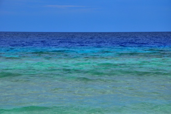 全富岛周围海水由浅绿,翠绿,碧绿,深绿,浅蓝,深蓝,墨蓝,海水碧波荡漾