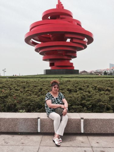 五四广场好多人在放风筝,看着风筝空中飞舞,婆