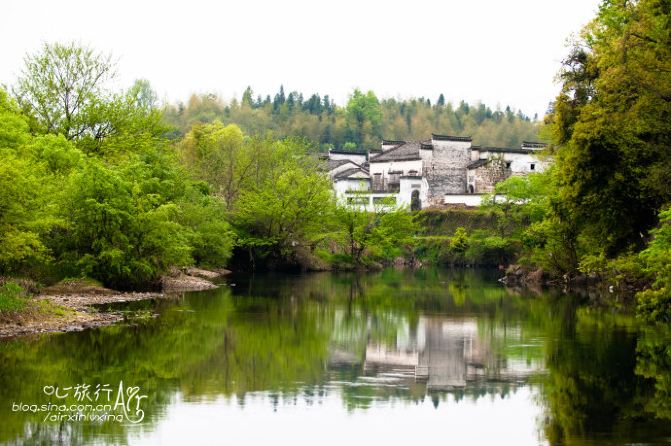 从山坡上下来,我们沿文闪河边的古道漫步,坐在河滩的石头上看坑口村