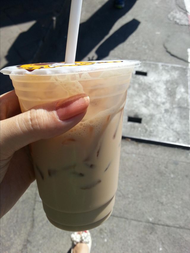 路边买的奶茶,在清迈随便一个摊位买的饮料都很好喝,赞