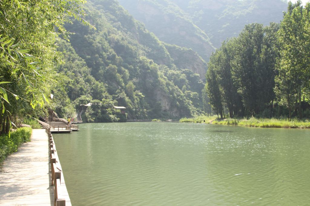 白河湾山水相连,植被茂密,野趣横生,人际罕至,是一个真正贴近大自然的