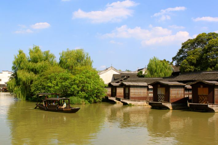 繁华尽处,愿与你支一小舟,在江南里慢摇,共饮逍