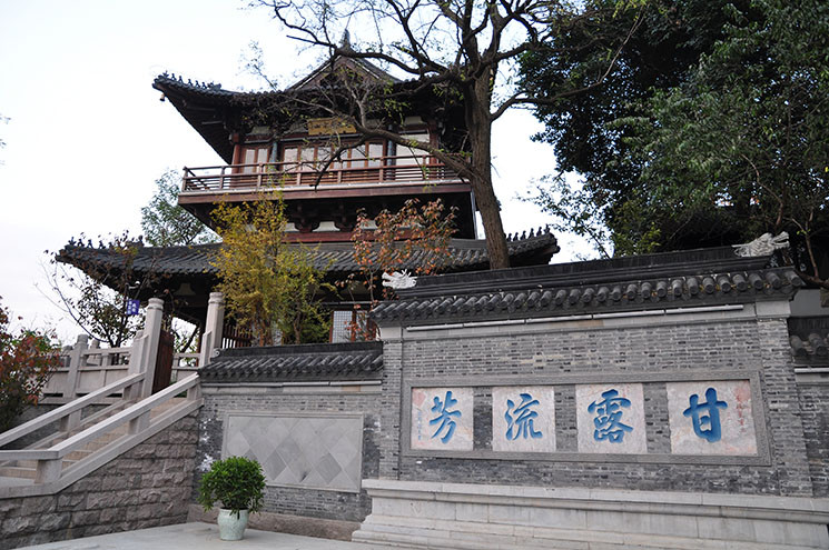 北固山上有众多人文景观,如甘露寺,试剑石,铁塔,多景楼,北固亭,狠石