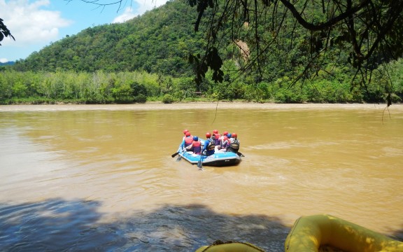 尽管只是瞥见而己,却己足以让您想像川游其中飙筏,极尽摧残神经线的