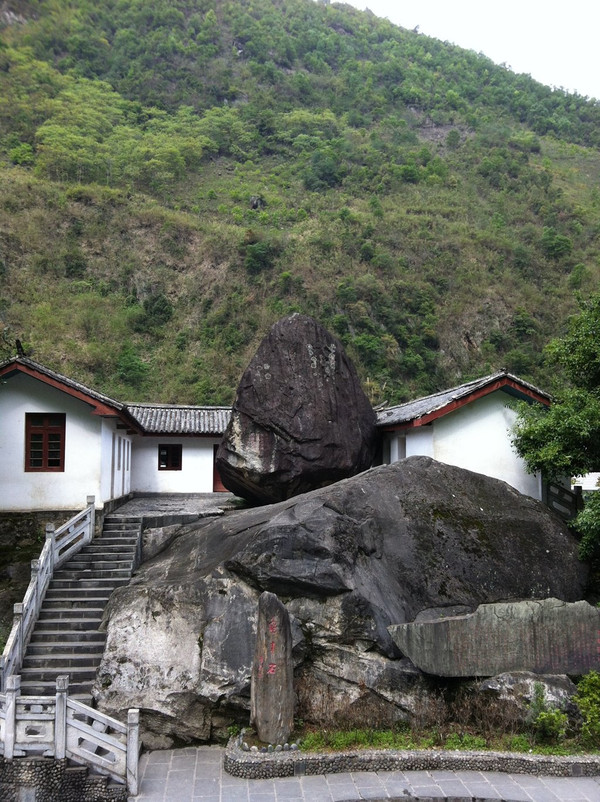 离开飞来石,又走了接近一个小时山路,来到过去怒江州府碧江旧城知子罗