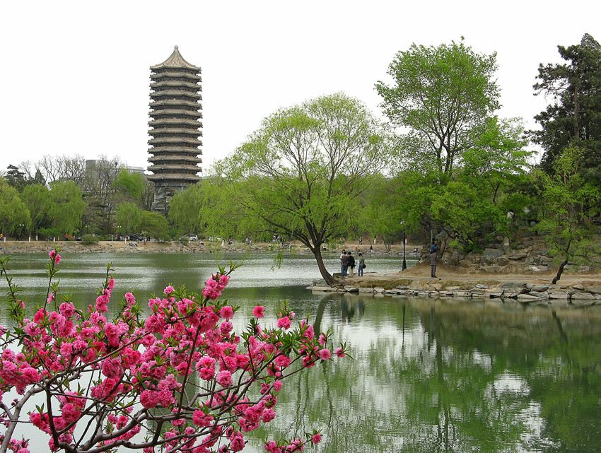 即博雅塔,未名湖和北京大学图书馆