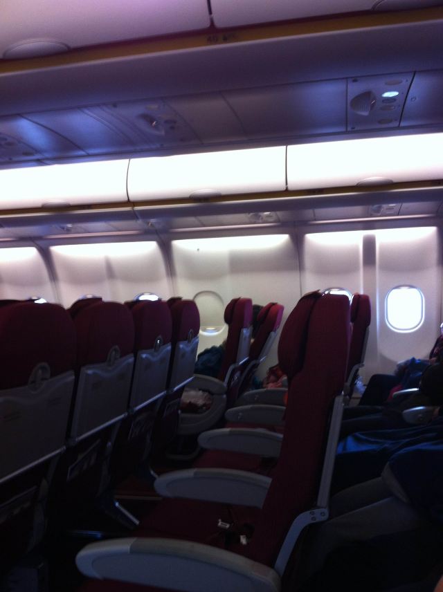 选择香港航空乘座的是空客a330-200型宽体客机,机上还有很多空座位