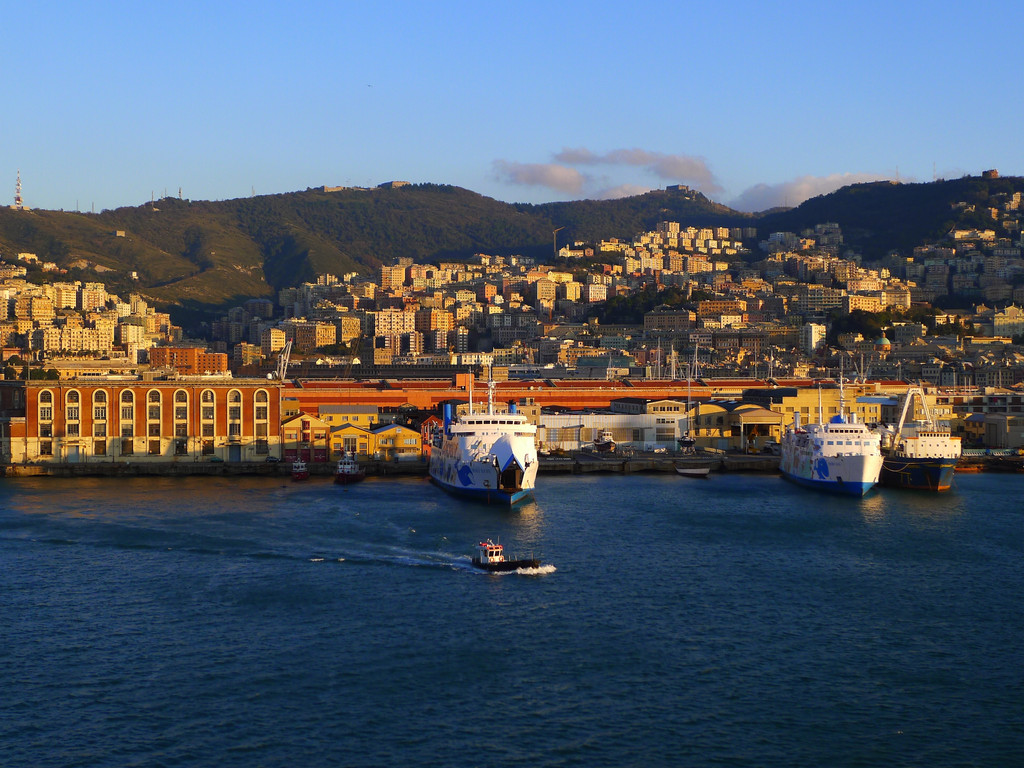 热那亚港位于意大利半岛西北海岸的热那亚湾顶端,是意大利的最大海港