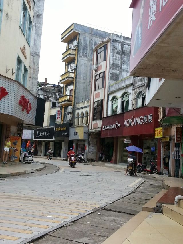 住阳光假日酒店(兴东路店,很好找,来的太早,竟然还没房,只好先去逛逛