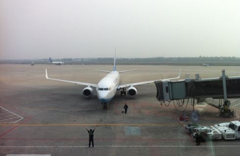 简单吃一些青岛买的王哥大饼卷大葱,乘出租车去往机场 返程飞机场