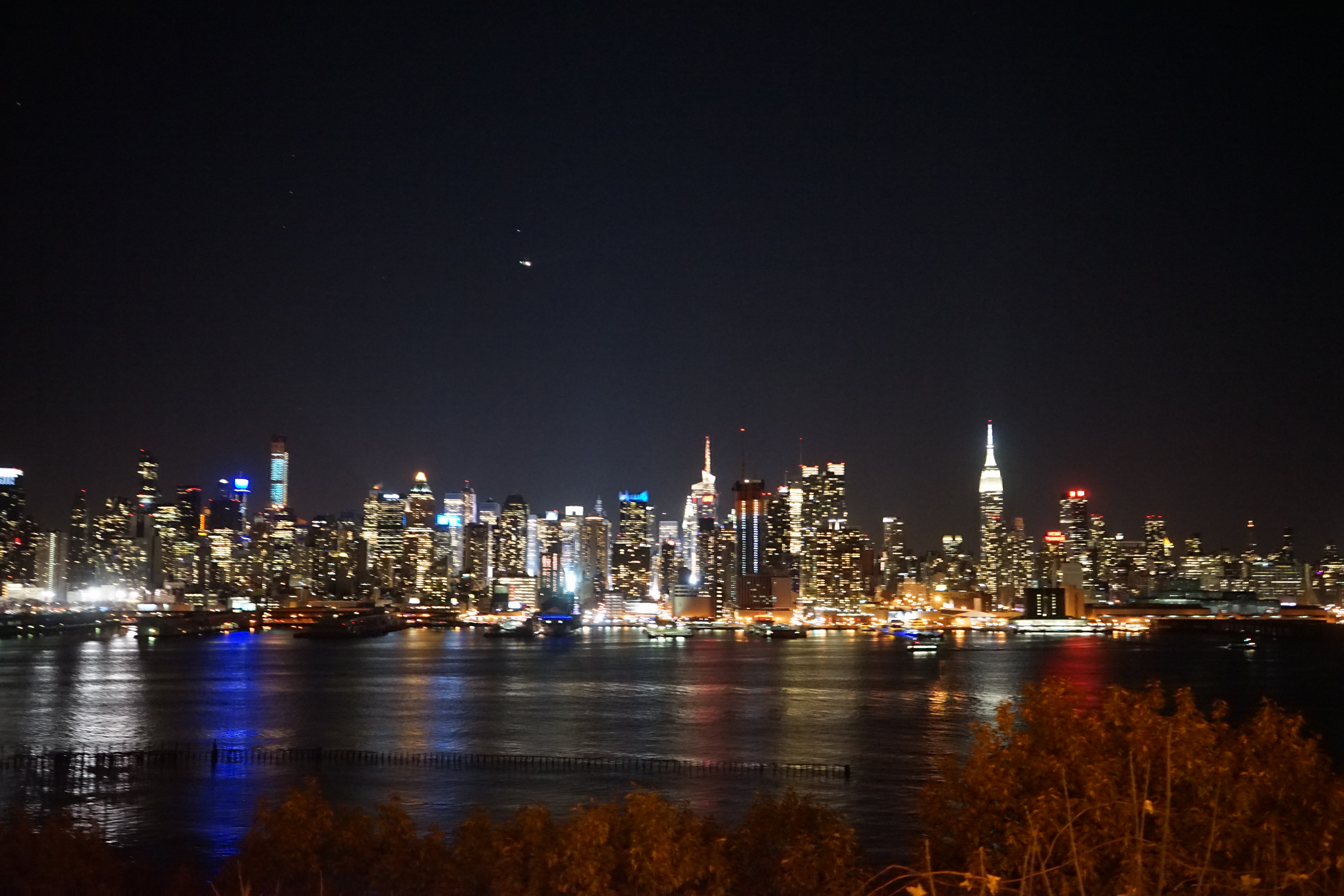 在新泽西随手拍的曼哈顿岛的夜景.