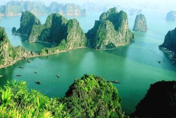 下龙湾坐落在越南海防市吉婆岛以东,是距离河内约160公里的海湾风景