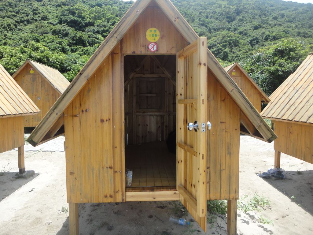 沙滩上建了一排这种木屋,我自己叫他
