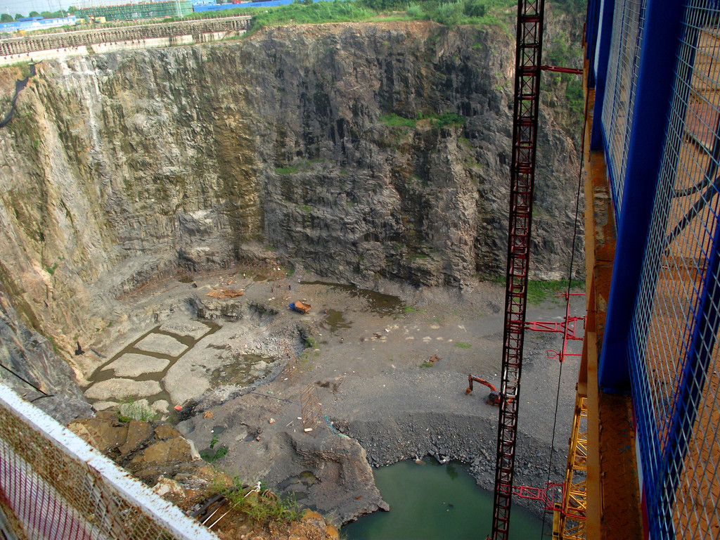 正在建造中的——全球唯一一栋建在负海拔深坑崖壁上的,世界奇迹,比肩