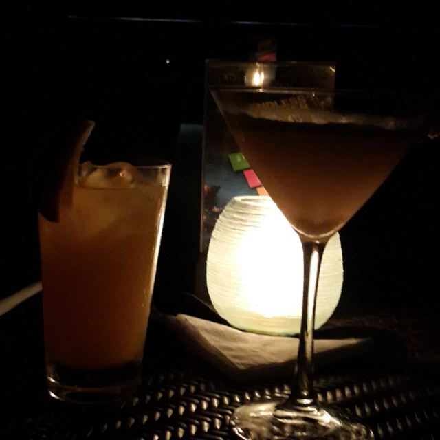 点了一杯鸡尾酒,甜品,橘子汁,两个人人民币200多点,消费还好,酒吧晚上