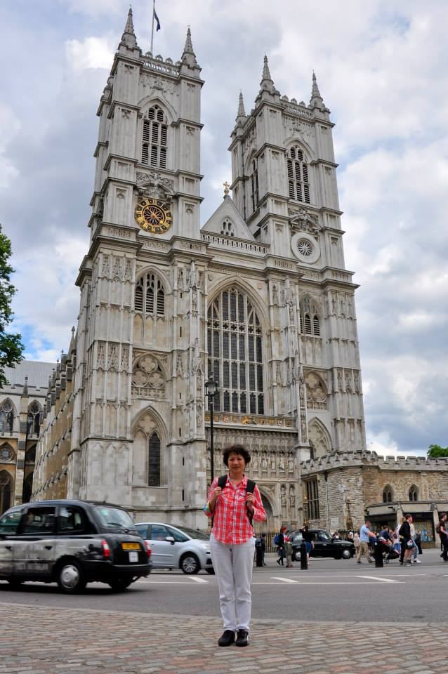 这是闻名遐迩的西敏寺,是英国皇族御用教堂.