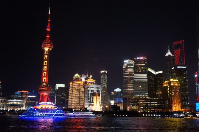 周边景点:上海海洋水族馆(明珠塔东北面100多米处),滨江大道(明珠塔