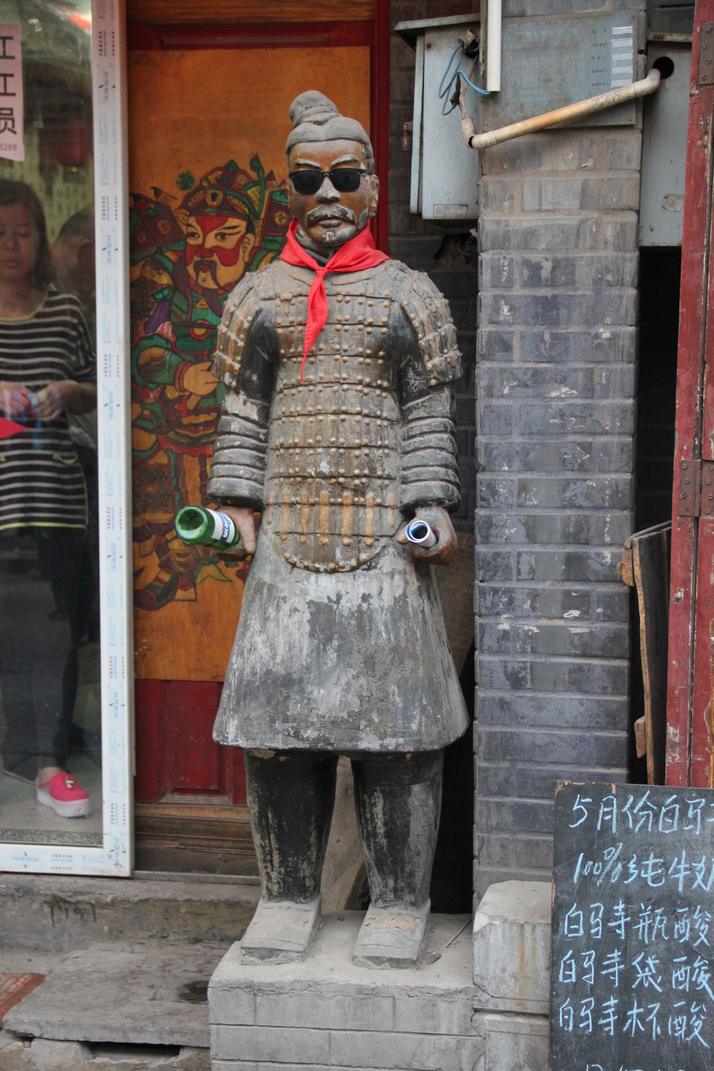 一家店门口的兵马俑超搞笑.