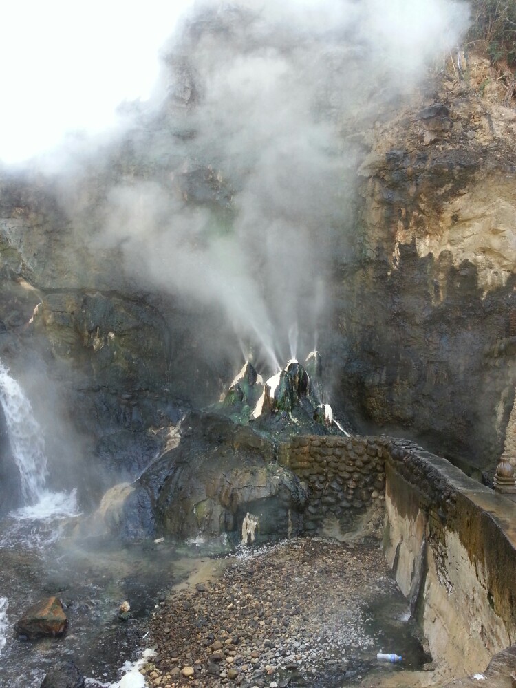 这是蛤蟆嘴,温泉在向上喷涌. 腾冲热海温泉景区