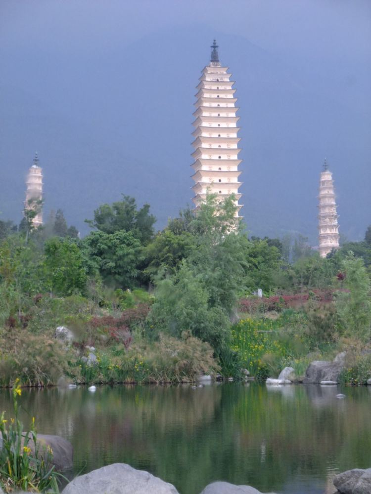 2013年4月12日下午,從雙廊回到大理古城,本想去蒼山游玩,只為那半山腰的玉帶雲游路,與山相伴,與雲同行。據說乘感通索道上去,要走十公里的山路,那是蒼山最美的一段行程,但是當天蒼山上風雨交加,雲遮霧罩,我們只得放棄。在古城內,我們尋找著那似曾相識的蹤跡,少年時曾看過五朵金花,為那美麗的白族少女和秀美的大理風光所迷醉。沿著玉洱路一路往西,雨後的石板路幹淨舒適,我們漫步走到西門,穿過門洞,古城之外,與西門相對的就是大理三月街。被大理人稱為千年一街的三月街,具有很悠久的歷史,它就像我們內地的集市,市場一樣,