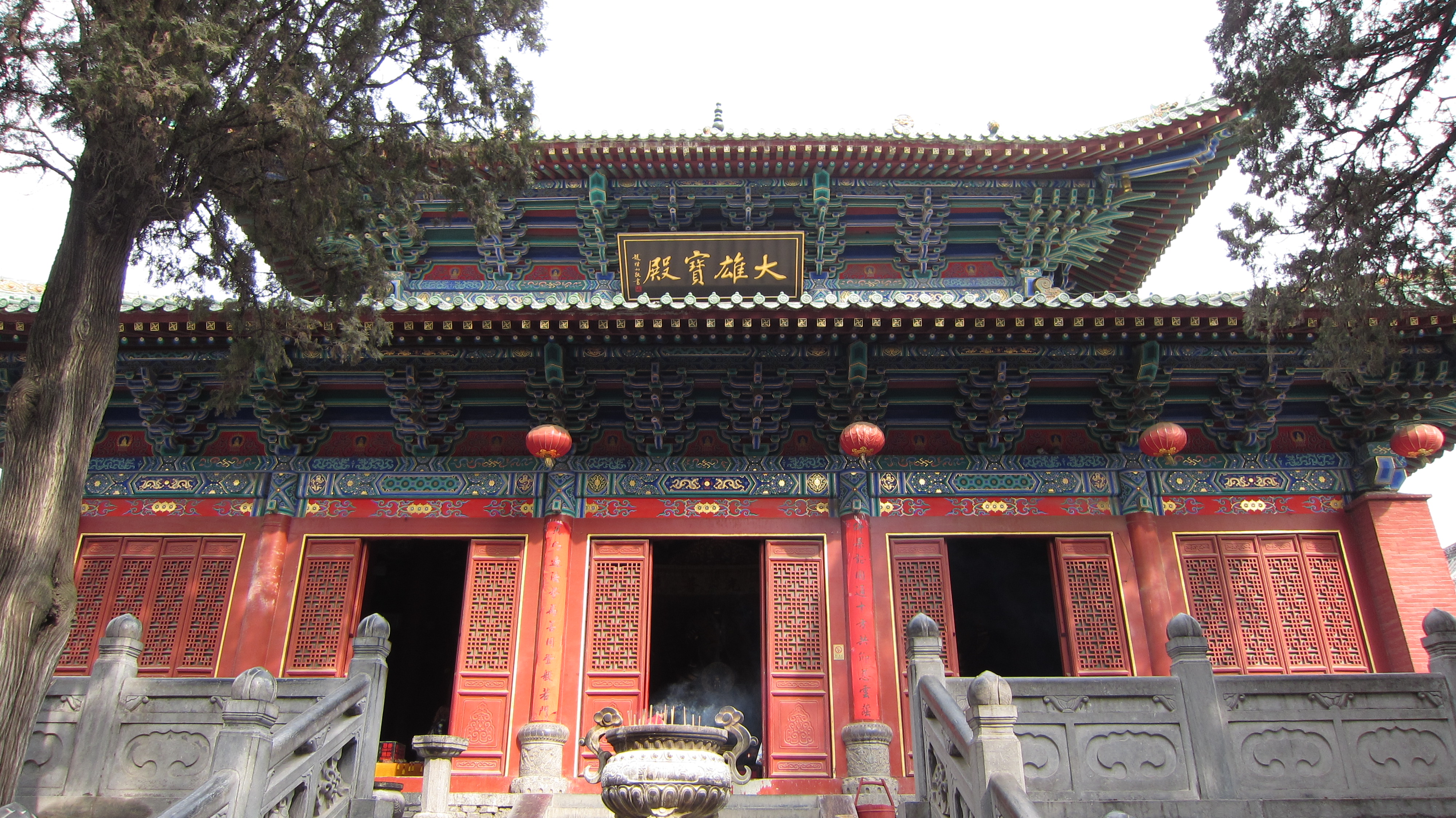每座寺庙里都有一个叫大雄宝殿的正殿. 少林寺