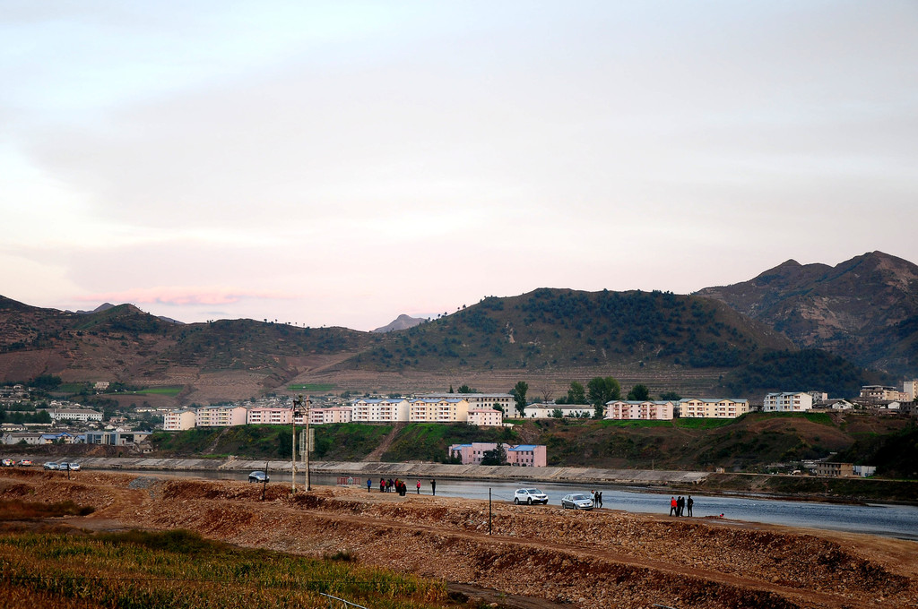 对面就是朝鲜的一个城市—满浦市.