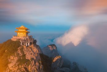 洛阳老君山一日游【上门接I包车+门票+一索+二索I直达金顶】【[畅游仙境]轻松登顶，一日畅览全景点，漫步十里画屏，一步一景美如仙境，舒心赏尽风光】