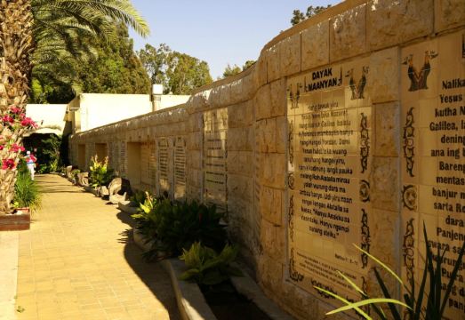 今天恰逢周五,落日后就是"安息日",犹太人谨守为圣日,不许工作