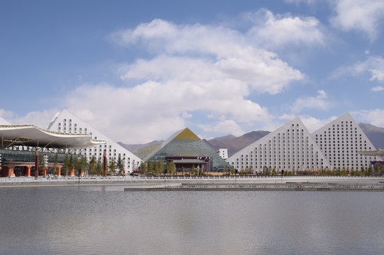 酒店都让打五折 我们订的2天晚上,含氧高级标间每晚450元,比起沱沱河