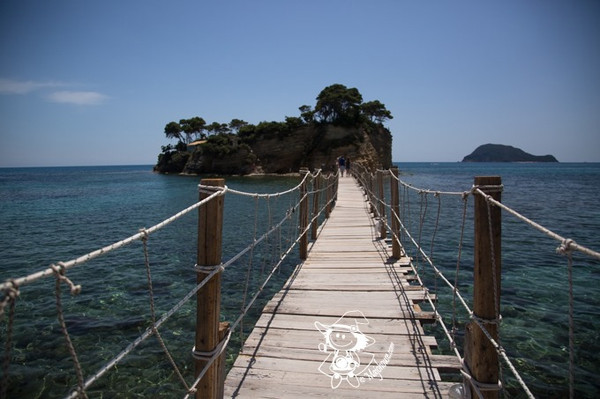 cameo island 是在 laganas 沙灘外一個芝麻大的小島,有點巴厘島海