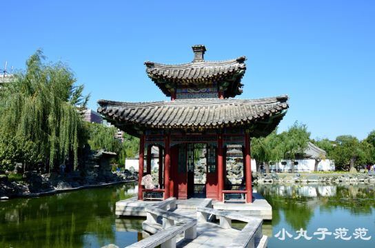 【沁芳亭】绕堤柳借三篙翠,隔岸花分一脉香 清溪,石桥,桥上有亭