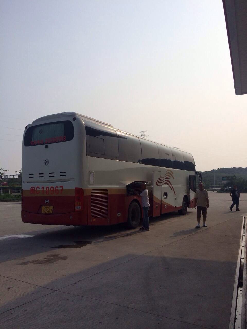 結果車壞了,在莆田東進服務區等待一個小時後坐上了旅行社的另一輛車