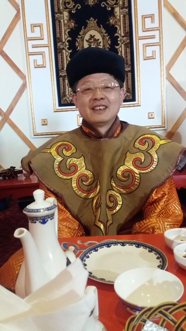三位王爷,换装后,在孛儿只斤·铁木真大汗画像前合影.