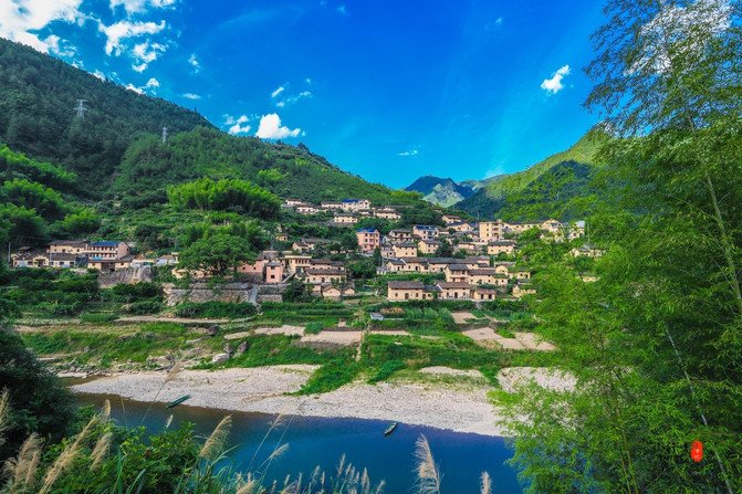 独山 村,东邻风景名胜南尖岩,神龙谷,南倚崇山,西临乌溪