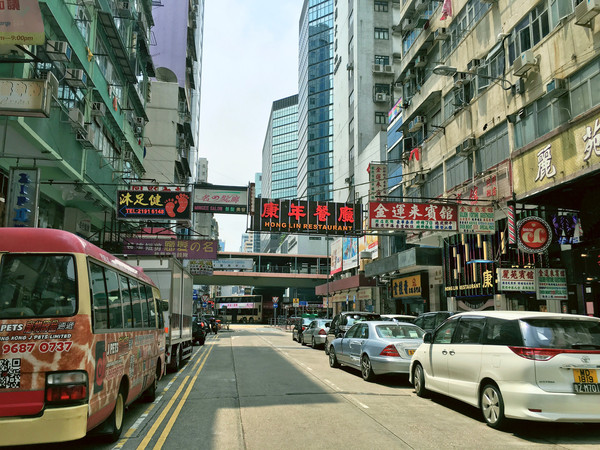 經過旺角時會看出很繁華,高樓聳立,但據說香港早晨開業很晚,所以10點