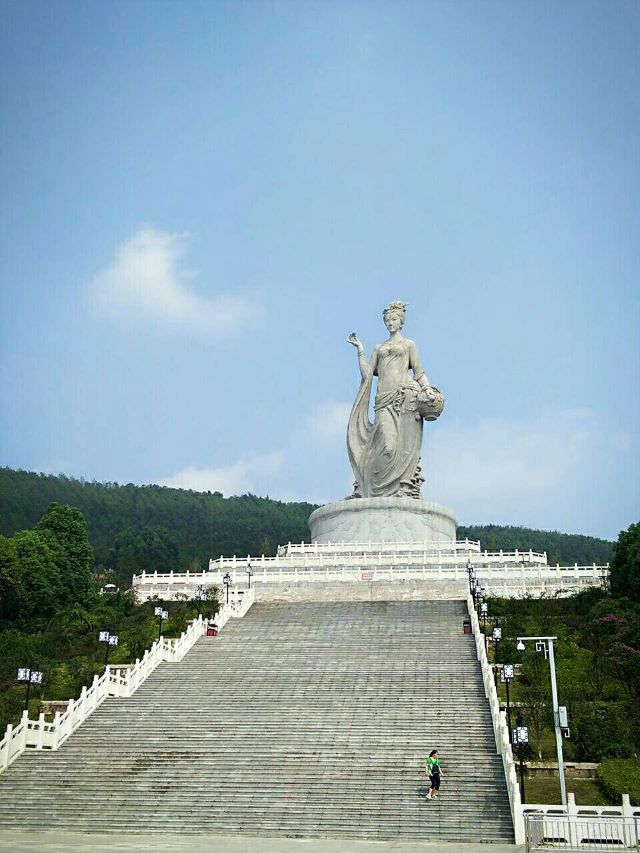 神女湖神女雕像图片