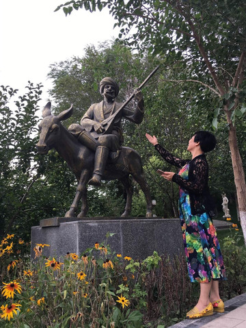  山上公园里的雕塑,估计是阿凡提