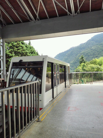 庐山旅游景区有游览车,可以到达东线及西线各个景点,东线西线之间需要