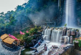 韶关云门山旅游度假区一日游【云门山云上飞瀑，从168米的高空倾泻而下，颇为壮观。】