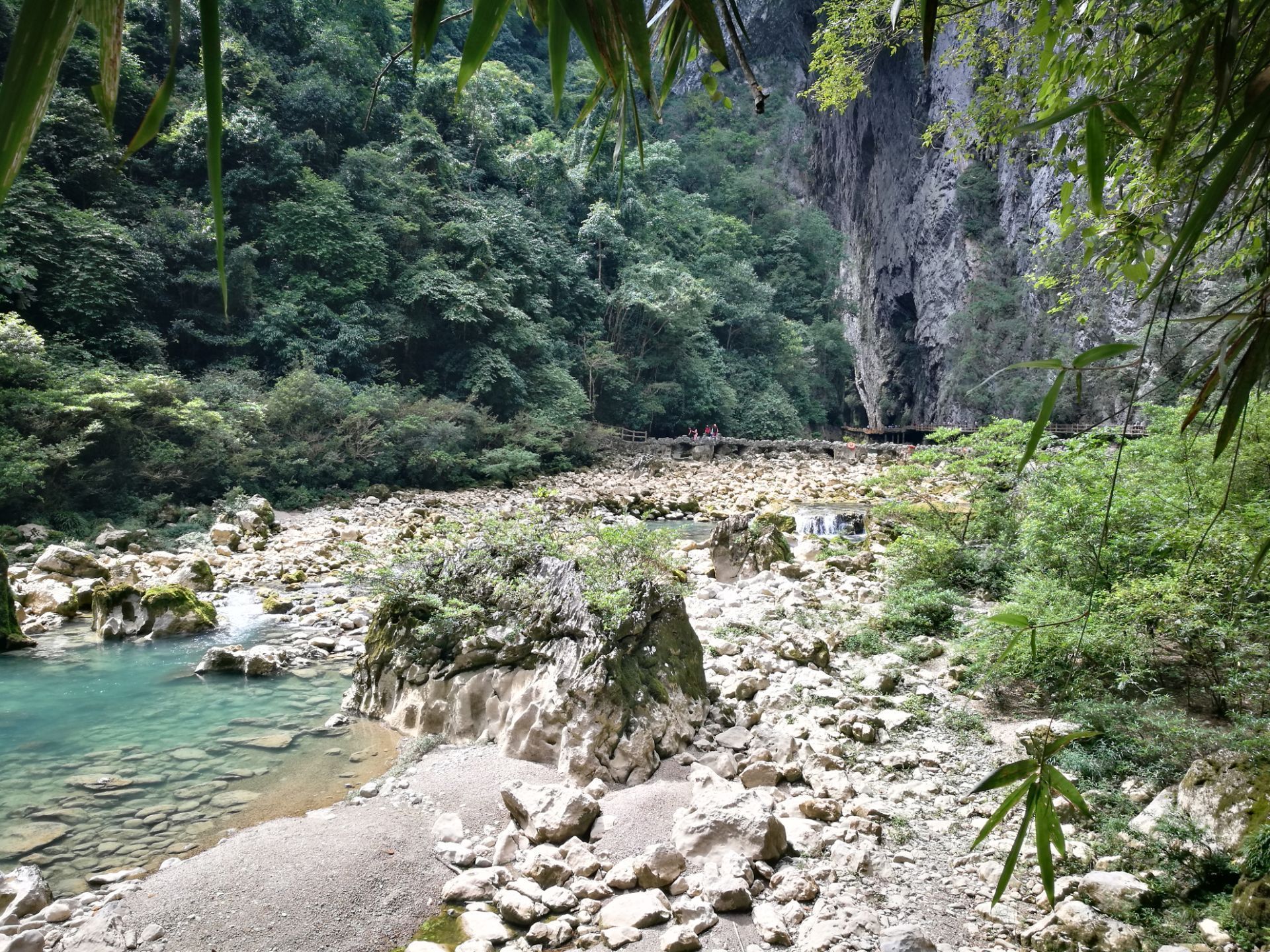 江风布依村