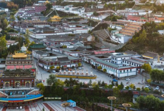 塔尔寺+青海湖+拉脊山+日月山一日游【8人团+市区接送纯玩】【[线路特色]塔尔寺丨在信仰的磁场里，寻找内心的力量 ；转经筒摇动的不只是经纶，还有被世俗揉皱的心声】