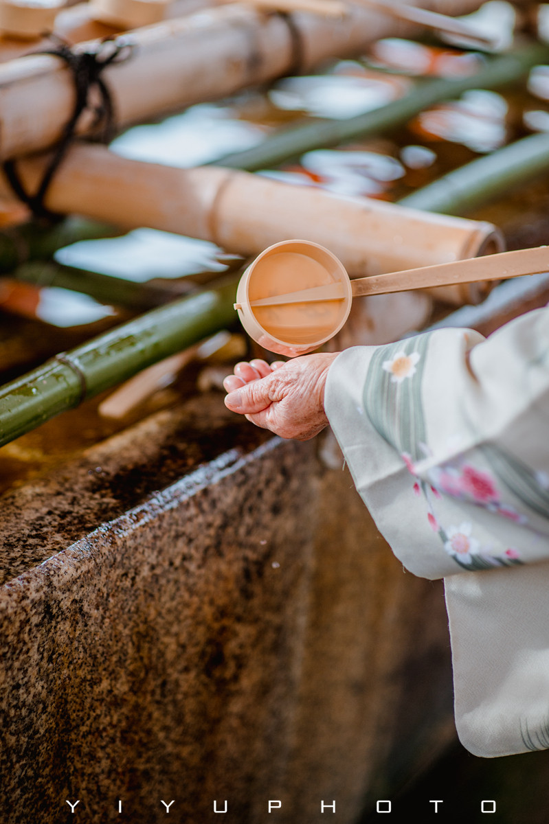 在主殿旁的洗手处按照步骤指示图净手净心,然后到主殿去拍拍手,祈个愿
