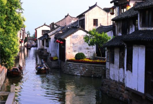 苏州周庄一日游【28人精品团ღ含游船•江南水乡｜摇橹船选】【[周庄专线]本线路纯玩团，本地独立自营，无强制消费，天天发班，随订随走！】