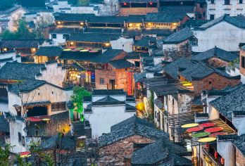 婺源篁岭一日游【经典团/16人团|赏花晒秋+双程缆车+导游】【当地土著导游/春观万亩花海梯田；夏赏鲜花小镇；秋观晒秋人家；冬体验徽州古村；令每一寸时光都值得回味！】