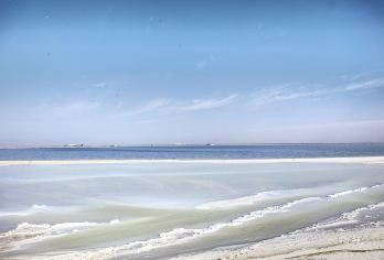 察尔汗盐湖+乌素特水上雅丹+雅丹地貌一日游【巴士团】【“上帝打翻了苹果汁”—这就是察尔汗盐湖】